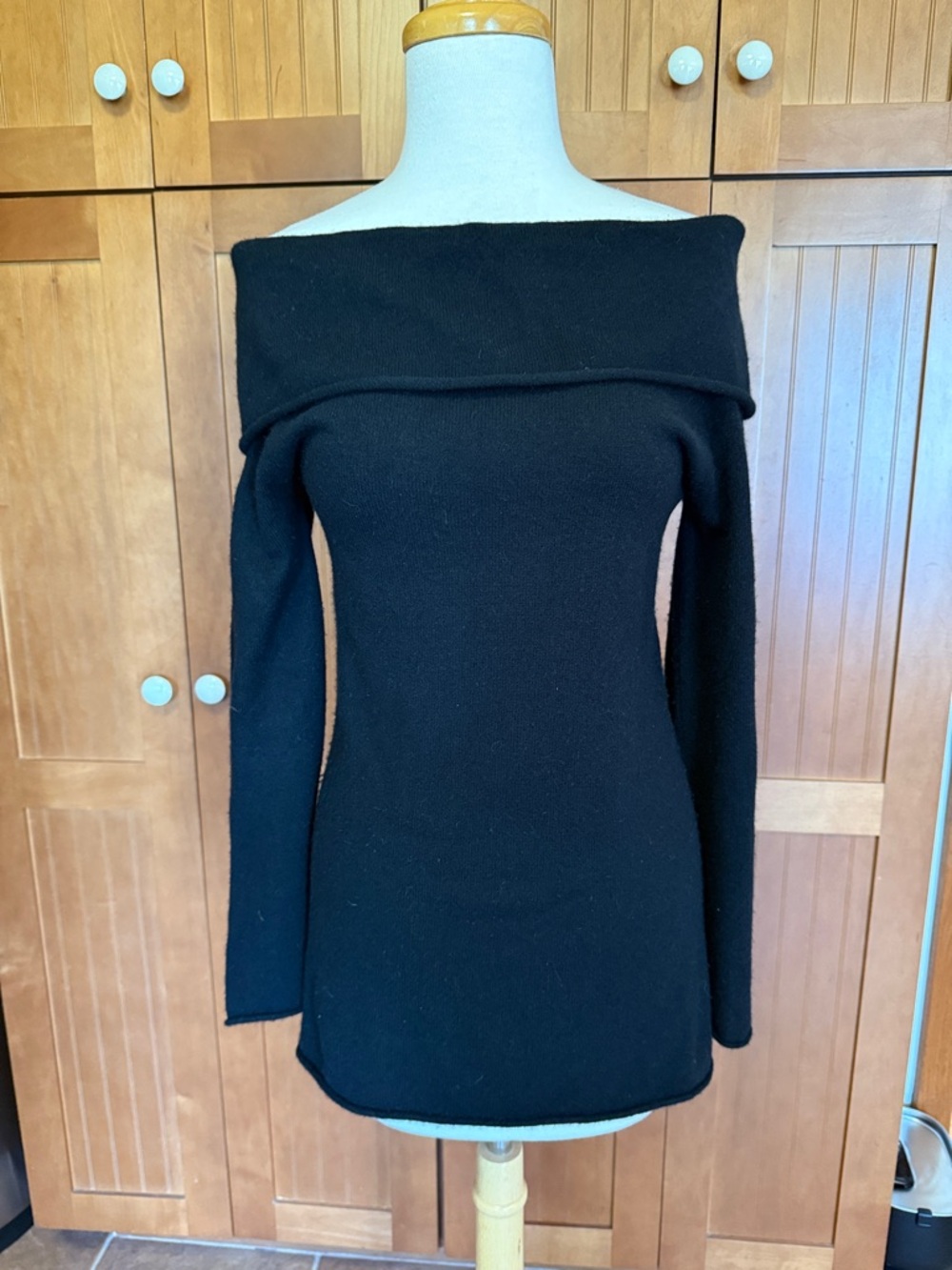 Arden B Women’s Off-Shoulder Black cashmere Sweater